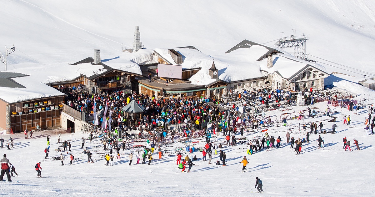 Les stations de montagne à la conquête des jeunes. 🏔 Avec un budget plus serré, les 18-24 ans ont une durée de séjour en station plus courte que celles des autres vacanciers. À noter : 12 % de leur budget est alloué aux activités hors ski. Via <a href="/anmsm/">ANMSM</a>  anmsm.fr/sites/default/…