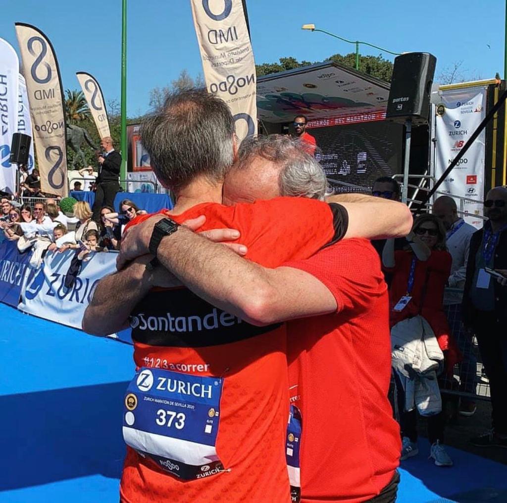 soycorredor_es's tweet photo. ● Atenas 1997: Antón campeón del mundo de maratón. 
● Sevilla 2020: Cacho termina su primer maratón

Cacho: "23 años de diferencia, situaciones distintas pero los mismos abrazos. Lo bueno nunca cambiará.
Gracias Abel, sin ti no hubiera sido posible ❤️". #CORREDOR\ https://t.co/si7MWQ1hsx
