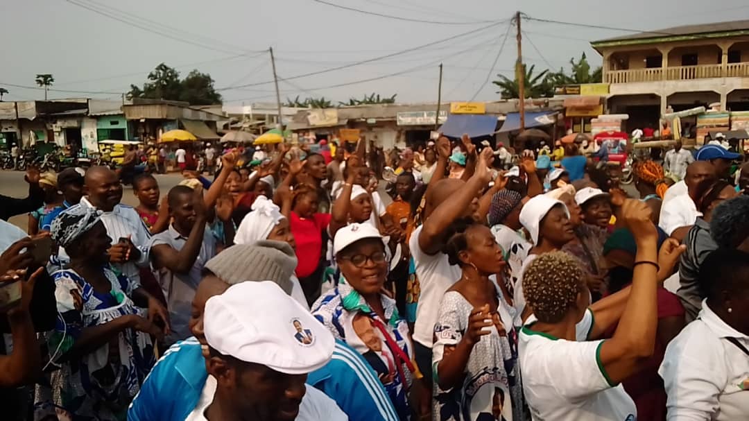 CRTV_web's tweet photo. Une marche spontanée de soutien au @PR_Paul_BIYA, organisée par le  Sénateur Grégoire MBA MBA, a mobilisé ce matin à #Kribi, région du #Sud, militants, sympathisants, forces vives et patriotes pour dire non à l'ingérence dans les affaires du Cameroun. https://t.co/TbqLyGKLKk