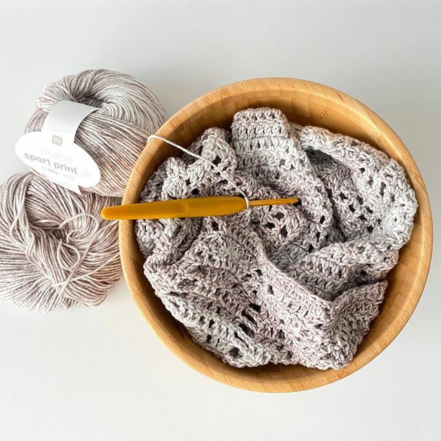 Spring break ! I don’t get a lot of work done during school holidays, but in between all family ‘things’ I can play with this <a href="/rico_design/">Voor alle designs</a> Creative Sport Print yarn and turn it into a very selfish summer top !!! #haken #crochetersofinstagram #crochetaddi… ift.tt/3ca3hab