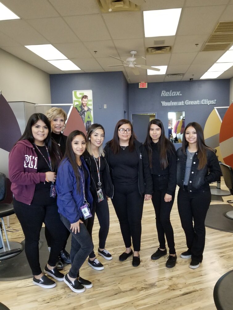 Edgewood Fine Arts Steam Academy Cosmetology students observing cutting techniques at Great Clips during Job Shadow Day ⁦<a href="/EISDofSA/">Edgewood ISD</a>⁩ ⁦<a href="/EISD_CTE/">EISD_CTE</a>⁩ ⁦@EdgewoodSTEAM⁩