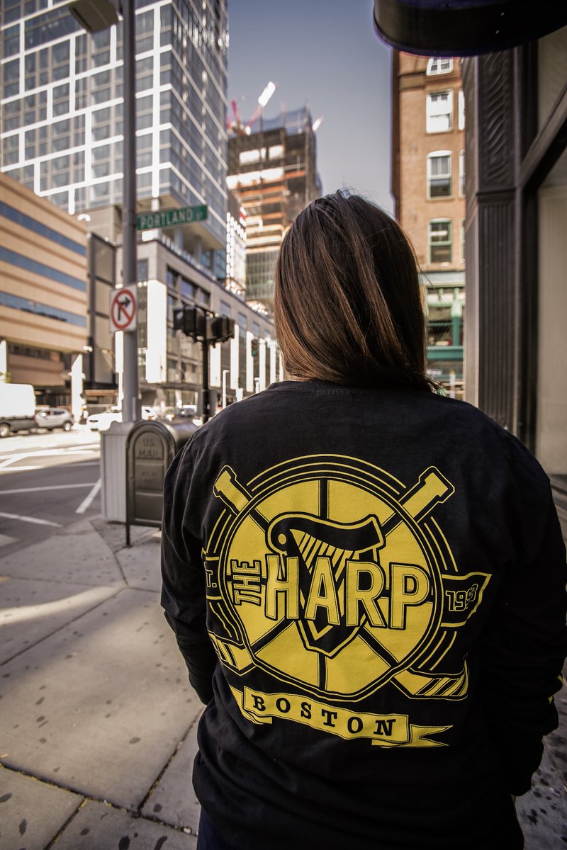 TONIGHT at 5:30pm our friends at @ABSOLUTvodka_US are featuring a new Absolut <a href="/NHLBruins/">Boston Bruins</a> cocktail on draft! Get a glass of our new favorite cocktail and scoop up some Bruins swag while you're at it! #TheHarpBoston