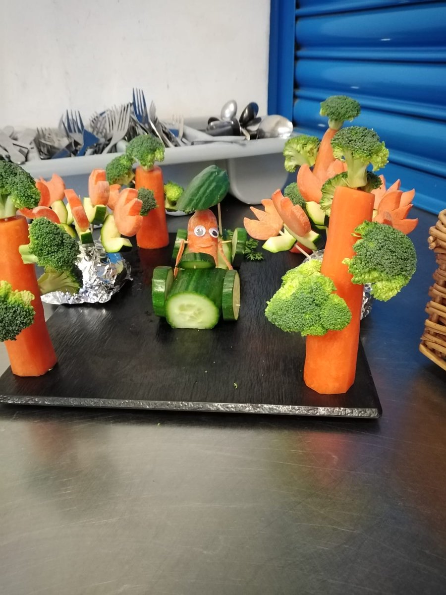 mahon80's tweet photo. Wife getting creative trying to get the kids involved at Gardeners lane primary school #carrotweek #caterlinkLTD #EatThemToDefeatThem https://t.co/15BlTPO7b9
