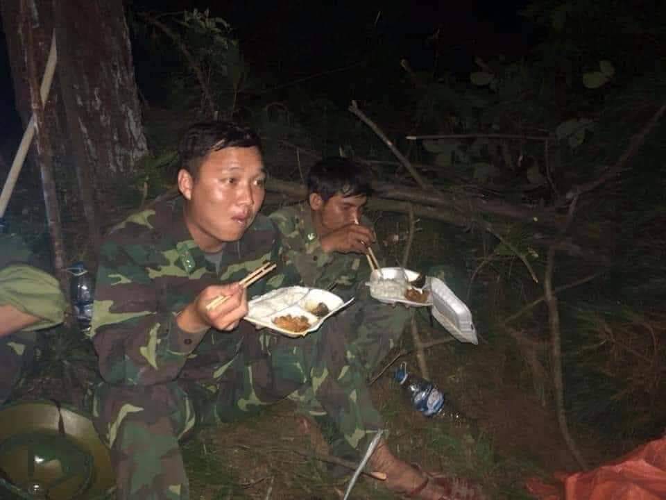 Huyn60266391's tweet image. Đồng bào chúng tôi còn phải ăn rừng ở rú, vượt rét thắng mưa chặn dịch nơi biên giới. Chính phủ chúng tôi đã quan tâm hết mức rồi còn đòi hỏi này nọ, không biết xấu hổ 
#ApologizeToVietnam
#Vietnamdidwell
#KoreansStopLying