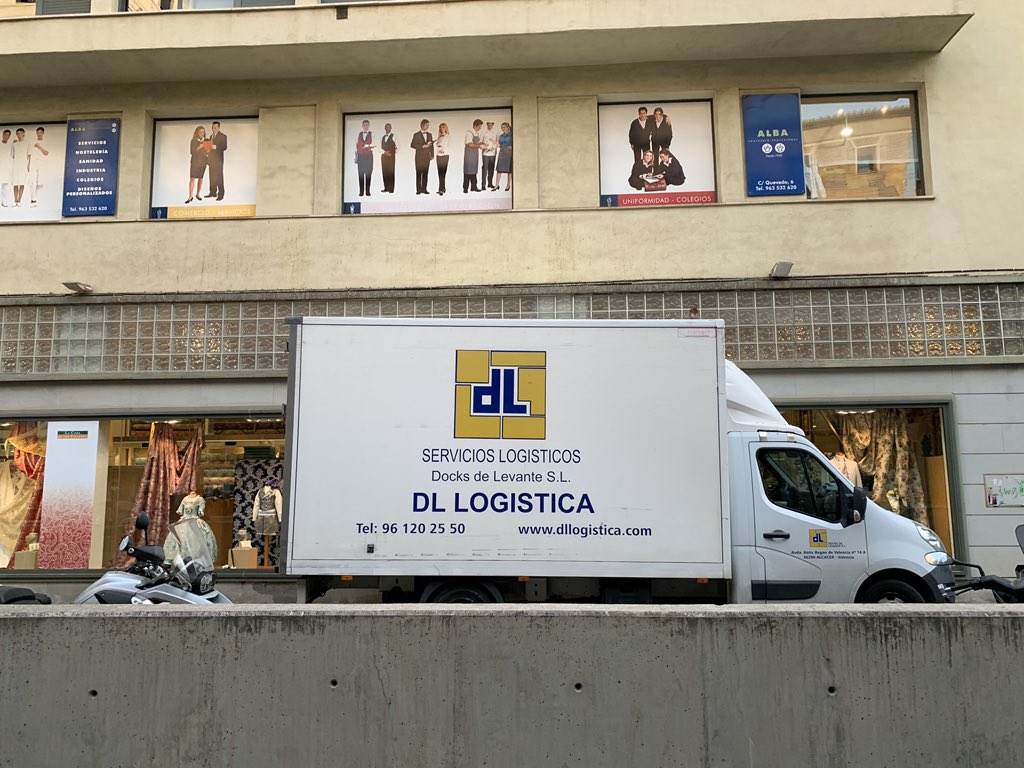 Buenas tardes <a href="/policialocalvlc/">PoliciaLocalValència</a> todos los días tenemos futgonetas o camiones tapando nuestro escaparate, canal de ventas. ¿Pueden hacer algo?