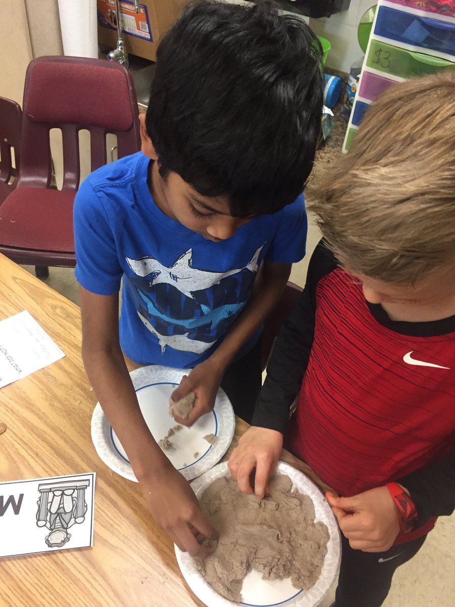 Collaborating to build a model of the Lincoln Memorial using kinetic sand and pennies that will hold a 5 dollar bill <a href="/ClarkCreekSTEM/">Joey Moss</a> @KTeamDarnell <a href="/clarkcreekpam/">Pamela Griffin</a>