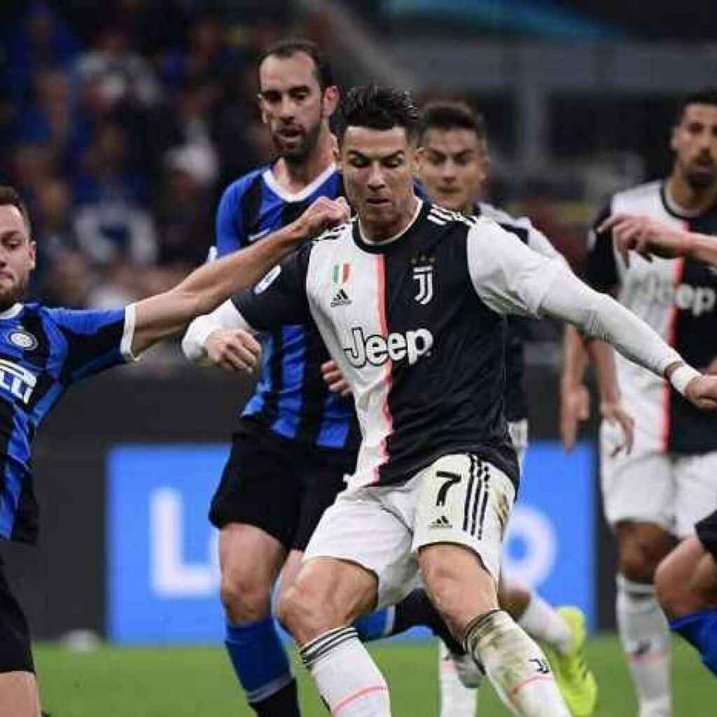interstreaming's tweet photo. Juve-Inter in chiaro? Sky apre, la Figc apprezza. Ma serve intervento del Governo https://t.co/w25c5TVnHC #inter https://t.co/tqDQKe3JTJ