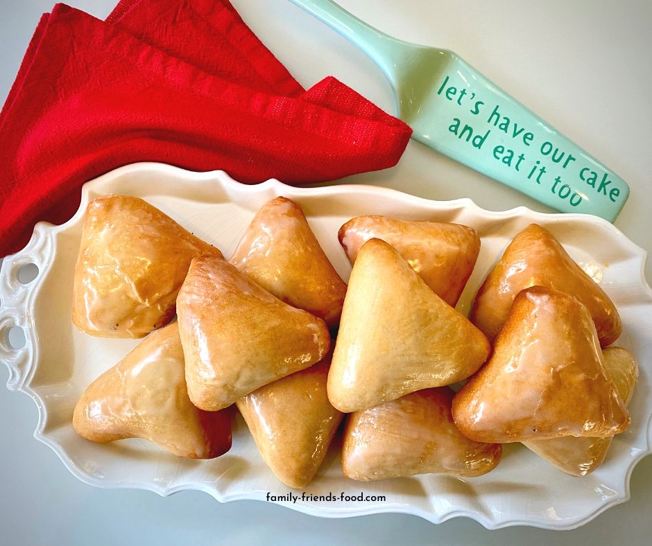 Are you ready for #Purim? 
Still plenty of time to whip up a batch of these classic hamantaschen buns - #easy and #delicious! Here's the #recipe: family-friends-food.com/classic-poppy-…
#jewish #jewishfood #veganfood #veganrecipes