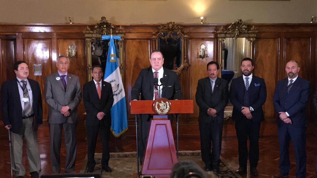 lahoragt's tweet photo. #URGENTE 
El Presidente Alejandro Giammattei declara alerta máxima por el coronavirus, indicó que no es para alertar a la población, sino de tomar las medidas necesarias para detener los casos. https://t.co/V94uqy1uTc