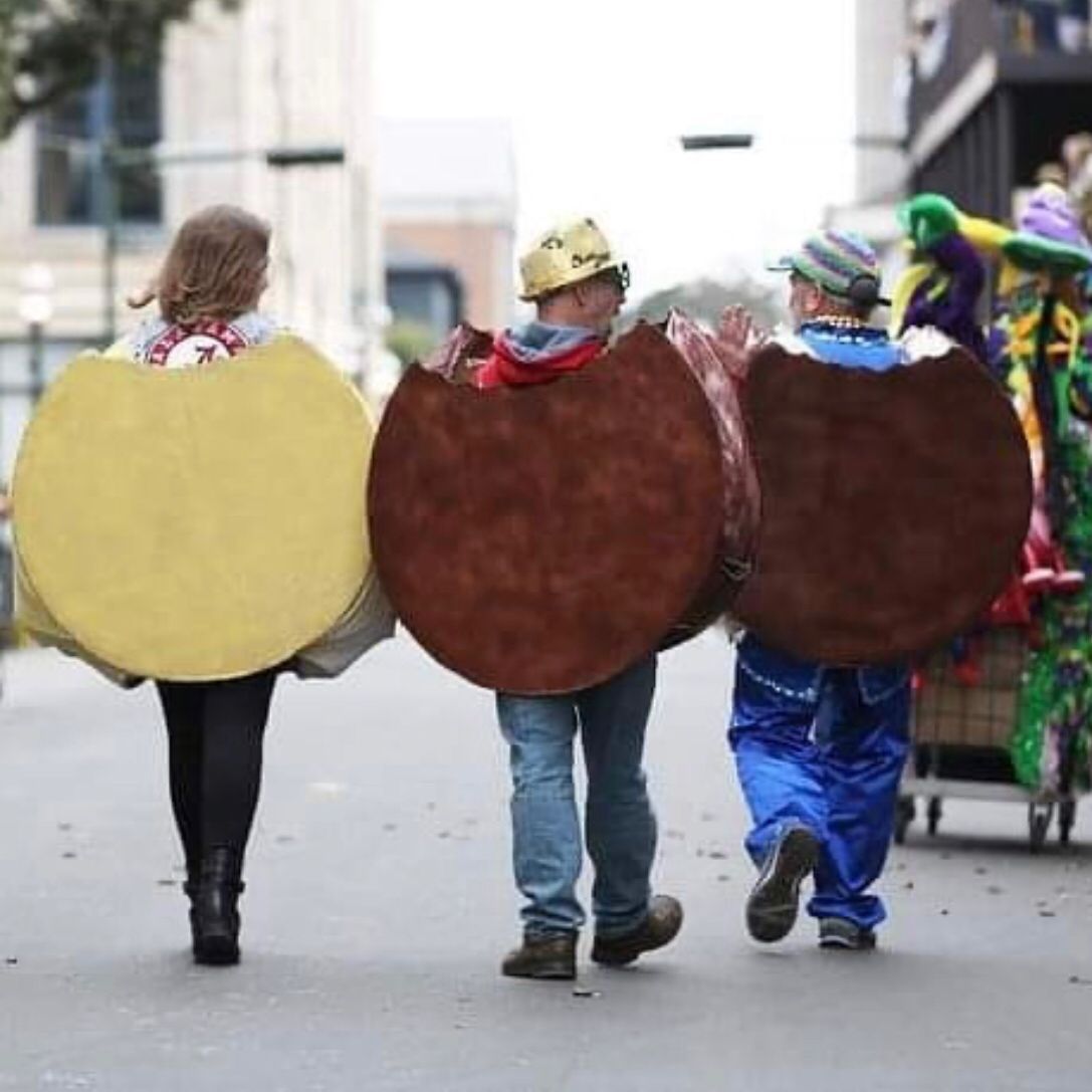 alabamasmiles's tweet photo. Happy Mardi Gras Day! Only here would you see moon pies walking. 😆 In Mobile, Mardi Gras isn’t just a celebration—it’s a lifestyle. Stay safe everyone. We are OPEN if you need us! 🎭🎉

#mardigras #fattuesday #moonpienation #alabamasmiledesign https://t.co/1RwurOEP71