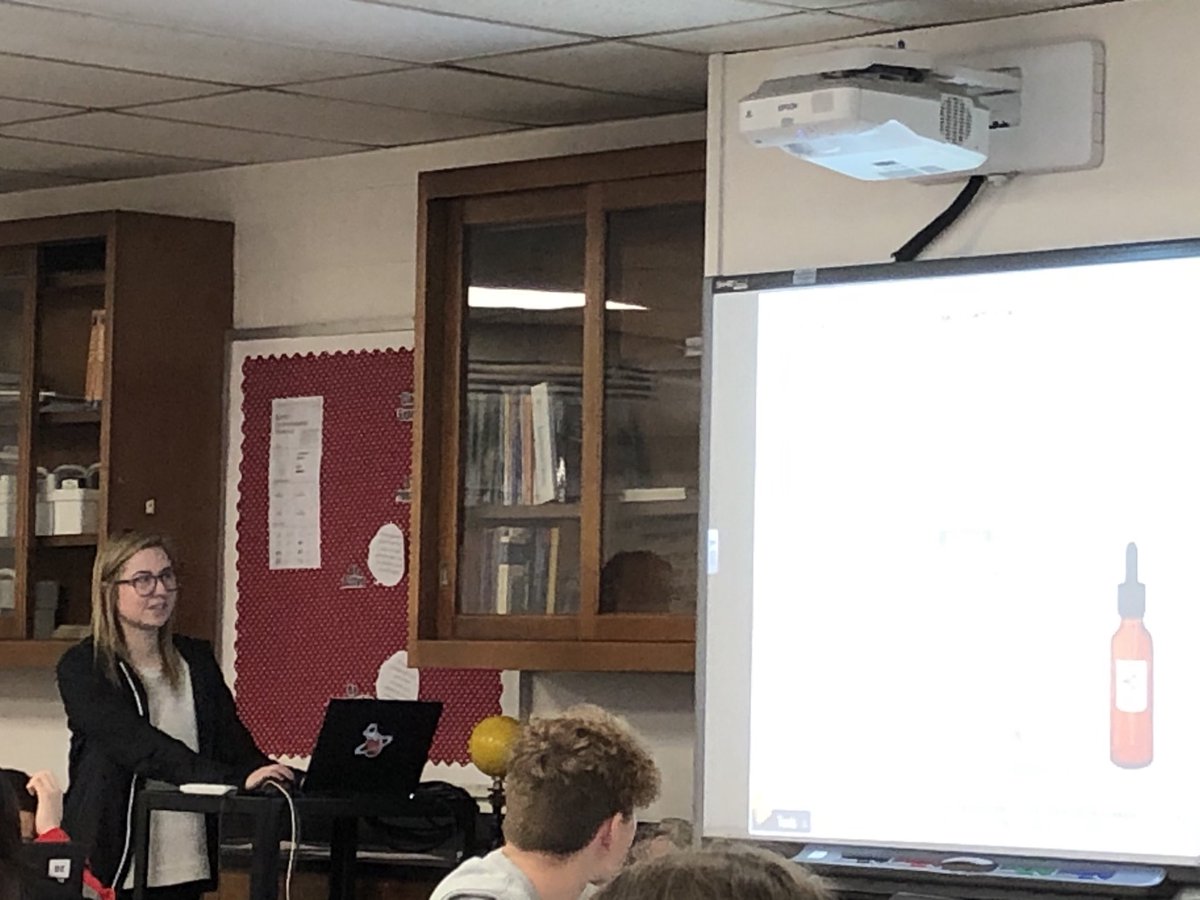 CoachABSS's tweet photo. BT 3 demonstrating how to access the mineral identification Gizmo in earth science #virtuallabs #engagingwork #usingresources #iamhereforyou https://t.co/e4usZwzXBK
