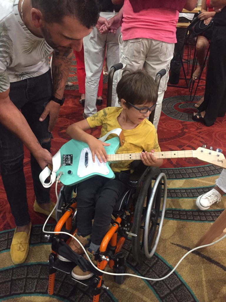 LoogGuitarsUy's tweet photo. Recuerdos de #FERIAMUY con grandes como @negrorada y
@HugoFattoruso, y muchos niños que visitaron nuestro stand 🎸❤️🤟🏼

¡Gracias a todos!

@MarcaUruguay 
#música #looguy #loogmini #loog #muyverano2020 #loogpro https://t.co/mJ3mQvrLMC