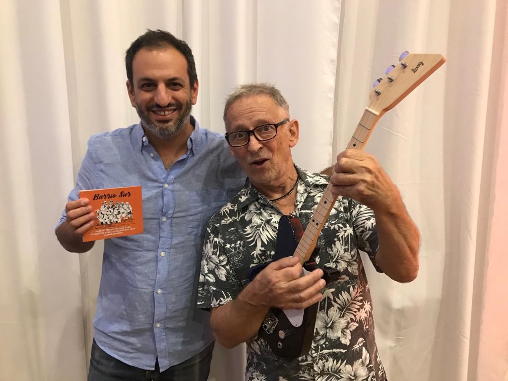LoogGuitarsUy's tweet photo. Recuerdos de #FERIAMUY con grandes como @negrorada y
@HugoFattoruso, y muchos niños que visitaron nuestro stand 🎸❤️🤟🏼

¡Gracias a todos!

@MarcaUruguay 
#música #looguy #loogmini #loog #muyverano2020 #loogpro https://t.co/mJ3mQvrLMC