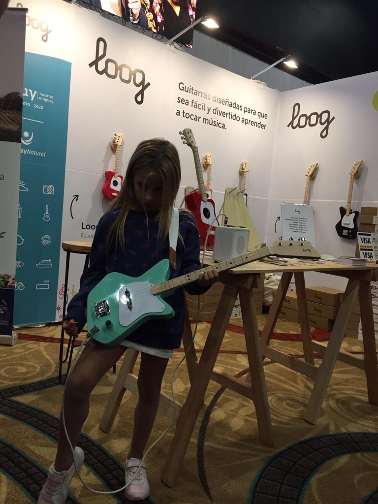 LoogGuitarsUy's tweet photo. Recuerdos de #FERIAMUY con grandes como @negrorada y
@HugoFattoruso, y muchos niños que visitaron nuestro stand 🎸❤️🤟🏼

¡Gracias a todos!

@MarcaUruguay 
#música #looguy #loogmini #loog #muyverano2020 #loogpro https://t.co/mJ3mQvrLMC