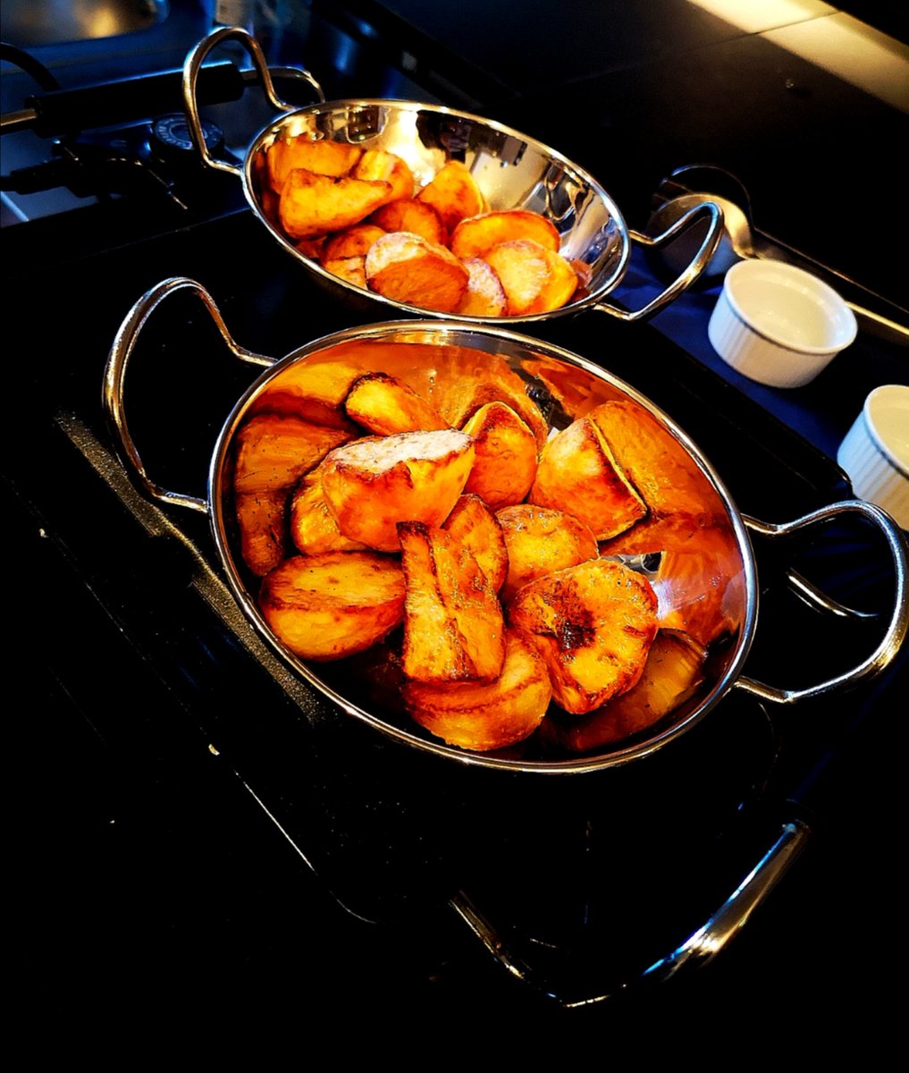 TheRoyalCardiff's tweet photo. #itsnotpancakes #hotels 
With the cold and gloomy weather outside come and join us in Fitz's Bar to enjoy some fresh and hot roast potato snacks whilst enjoying a beverage or two 🏴󠁧󠁢󠁷󠁬 https://t.co/K5mLit1P9n