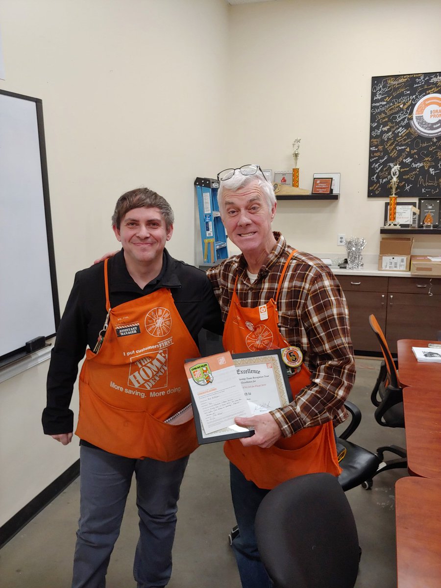 RobertS3819's tweet photo. Mark receiving recognition for high sales in specialty! #bestbroad @HaynieRonald @hdspielvok @andersonjune27 @jnorris233_jean @corby069 @PolendoTeri https://t.co/ysc56IToVf