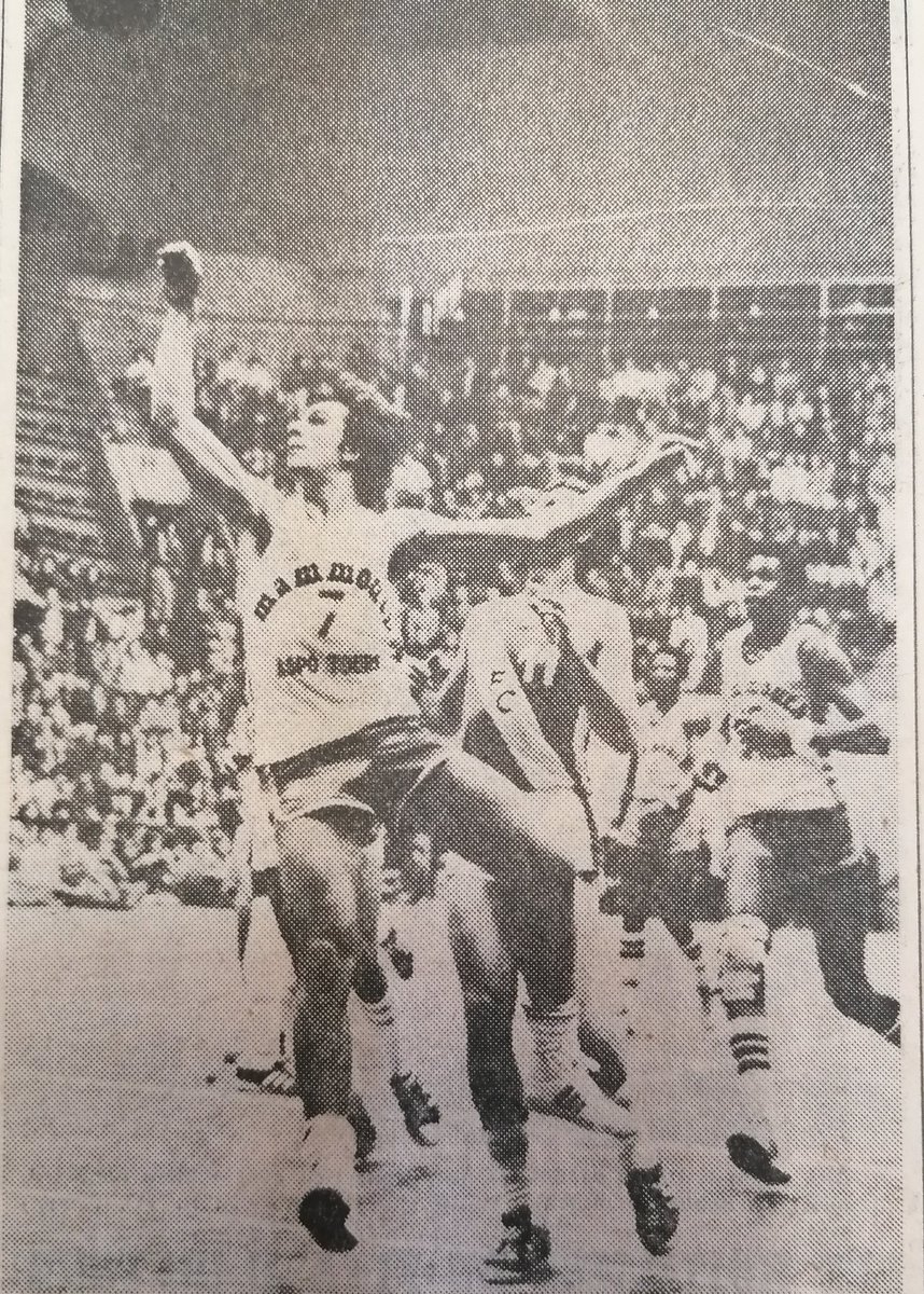 RetroBasket37's tweet photo. Moment #Retro
*Matchs_ 1re Européenne dans l'histoire de l'#ASPOTours en #CoupeKorac contre le @BroseBamberg saison 1974.75
2 victoires (77-72/121-69)
Au match aller, le trio magique fût étincelant, 67pts inscrit dont 32 pour #LCBowen, match retour... facile https://t.co/e7nSt0B9j5