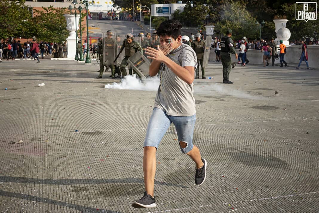 Ayer la Guardia Nacional Chavista disparó bombas lacrimógenas, perdigones, dio golpes y patadas a muchachada que jugaba al carnaval en el Paseo Los Próceres de #Caracas.

Para los criminales de la izquierda estos son #CarnavalesFelices2020.