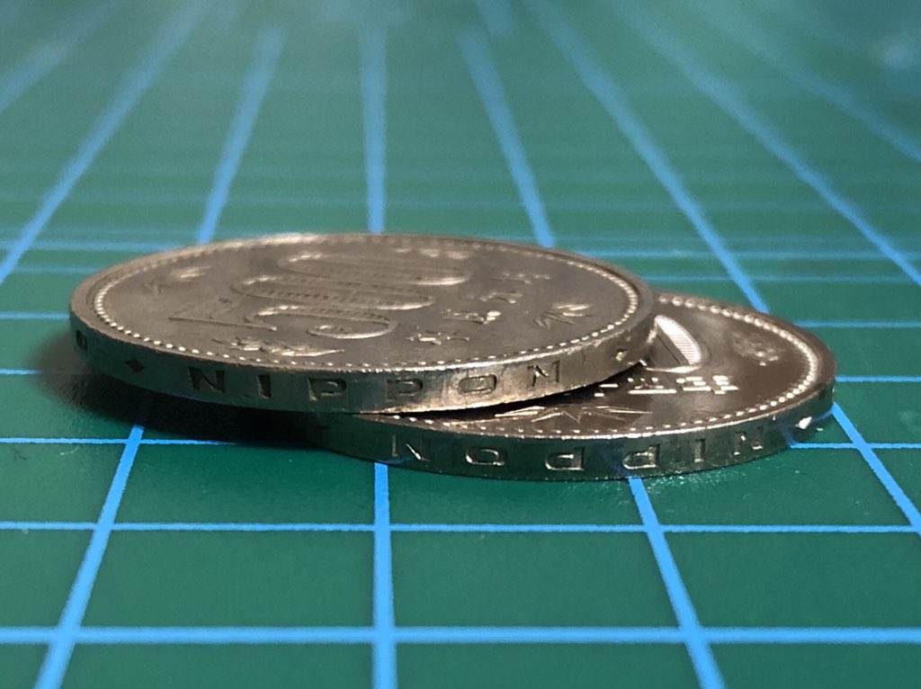 Zophia On Twitter 今ものすごくどうでもいい事に気づいたんだけど 昭和64年の500円玉と平成元年の500円玉 側面 の文字が上下逆になってる この2枚しか無いから他の旧500円玉と比較できないけど そういうもんなの