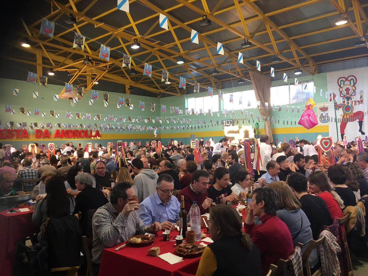 GABI_begonha's tweet photo. #Entroido #Galicia #VianadoBolo  #DomingoGordo
#50festa da #Androlla : 
“ Festa carnal onde as haxa!! 
tripa gorda afumada e reenchida de costela 
tallada 
adobada 
sazonada  con pemento doce e picante allo e sal 
Caldo Chourizo Patacas e grelos 
Bica e queimada a fartar !!” https://t.co/E05o2qCeWQ