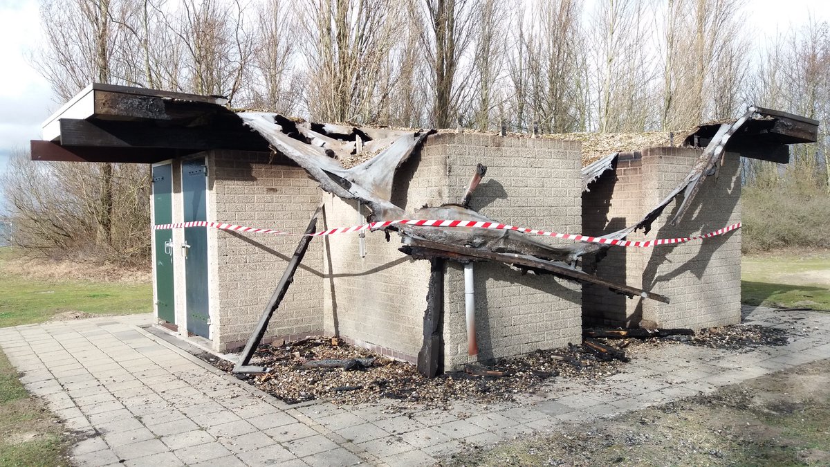 !@#$*"&amp;# Kan iemand mij vertellen wat hier de lol van is? #brandstichting Toiletgebouw #grevelingendam in vlammen opgegaan. #tipswelkom @wa_Schouwen01 #zondagavond