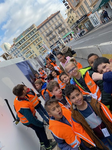 GilardiVanessa's tweet photo. La brigade des petits nettoyeurs était d'opération propreté ce matin #lasemeusenice #ppleonelli #cestrosi https://t.co/TfNPWhUuTD