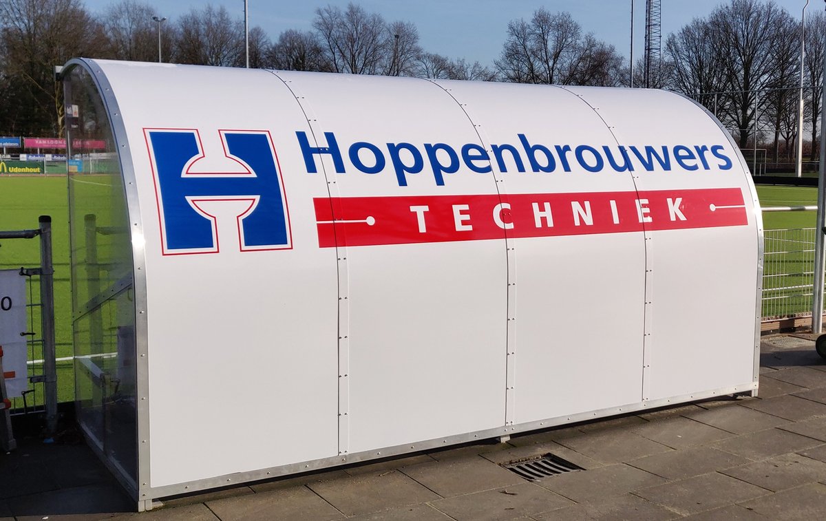 Quaform's tweet photo. Enig tijd geleden hebben we de dug-outs van @MHCBE voor @hopnieuws geplakt.

#dugout #belettering #sponsoring #reclame #wrap https://t.co/KG8aukidDb
