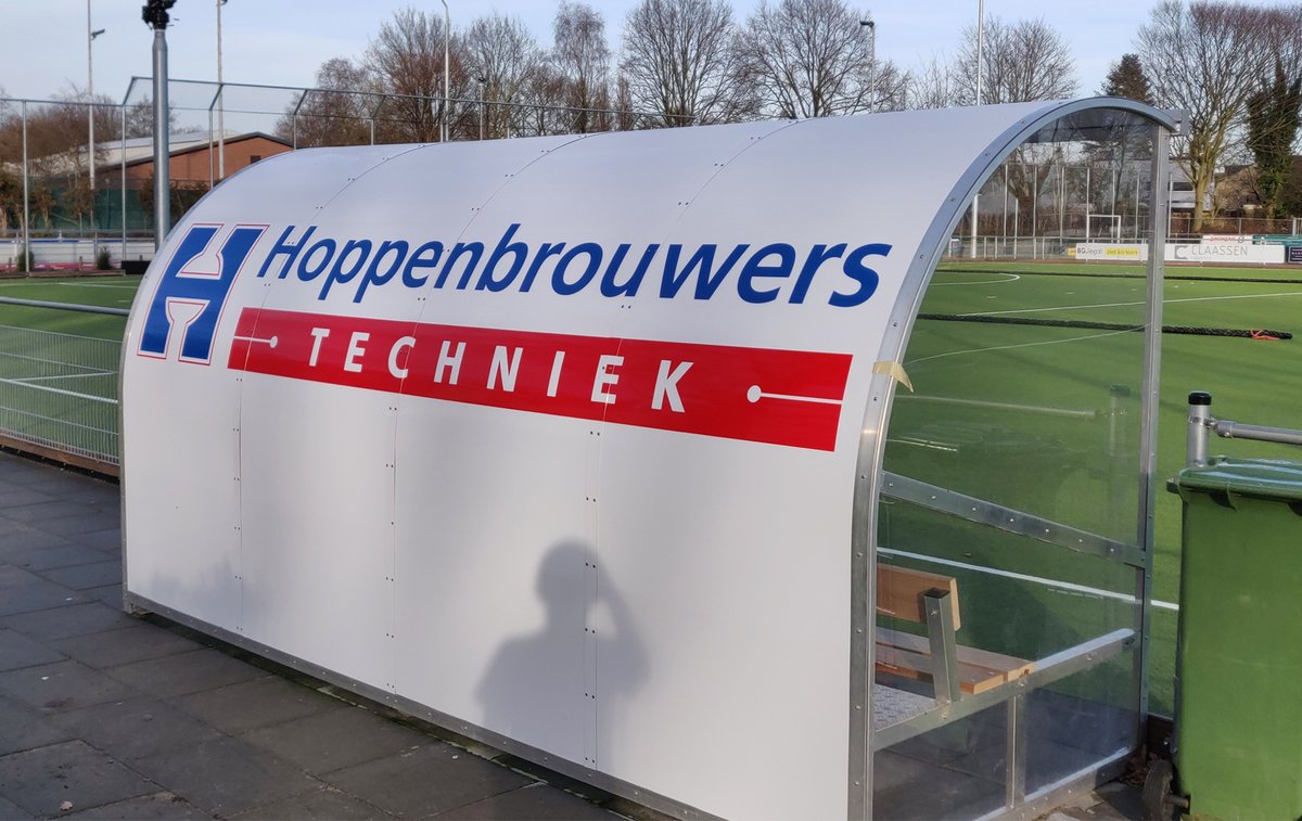 Quaform's tweet photo. Enig tijd geleden hebben we de dug-outs van @MHCBE voor @hopnieuws geplakt.

#dugout #belettering #sponsoring #reclame #wrap https://t.co/KG8aukidDb