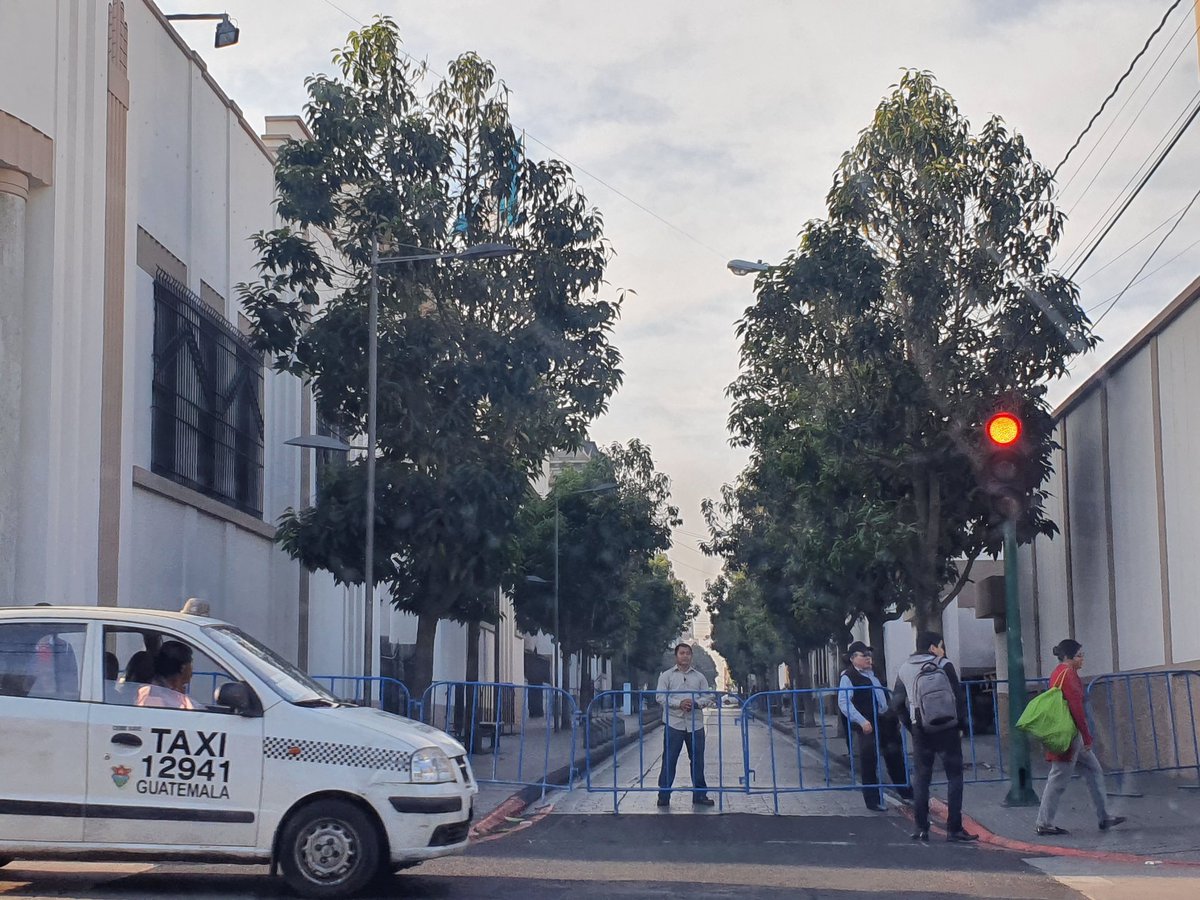#TraficoGT Bloqueada la 4 calle y 8 avenida. A la altura de Casa Presidencial. <a href="/amilcarmontejo/">Amilcar Montejo</a>