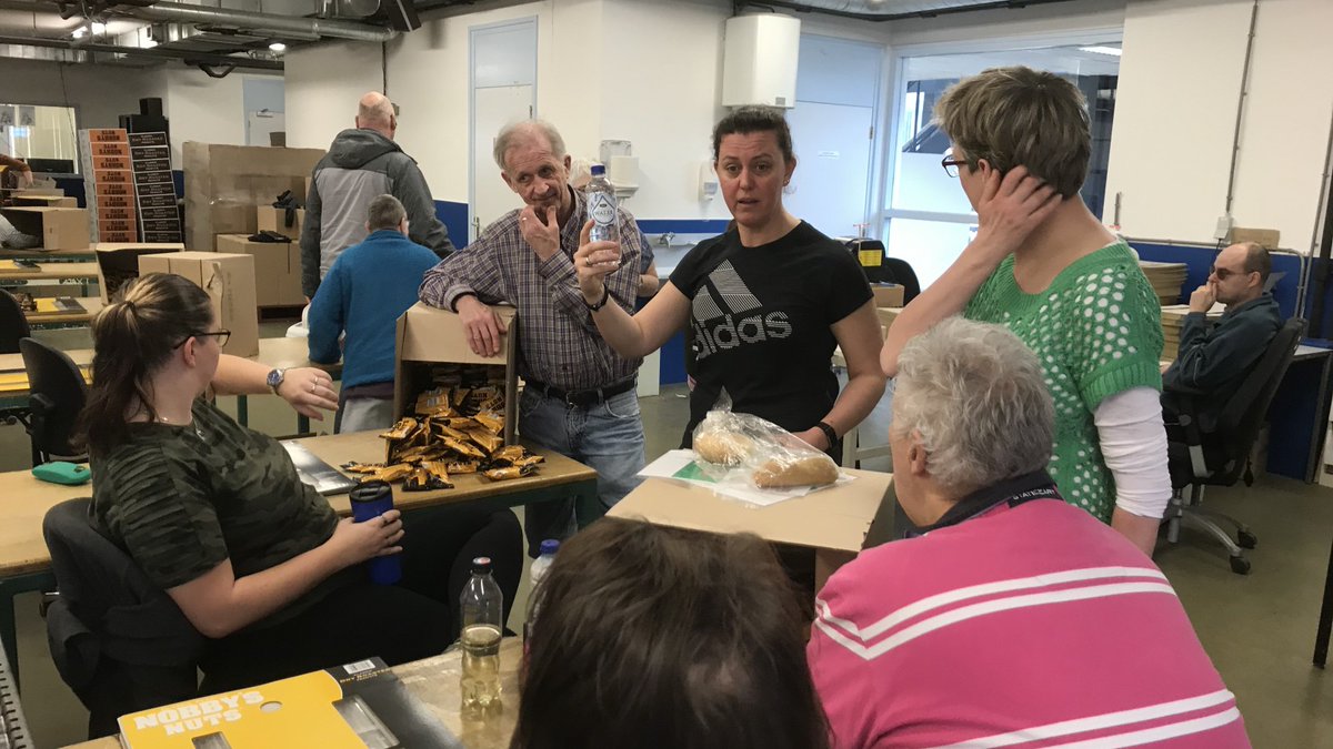 Squatten tussen de pinda's: cliënten IJmond Werkt krijgen 'workout' op de werkvloer
nhnieuws.nl/nieuws/262622/…