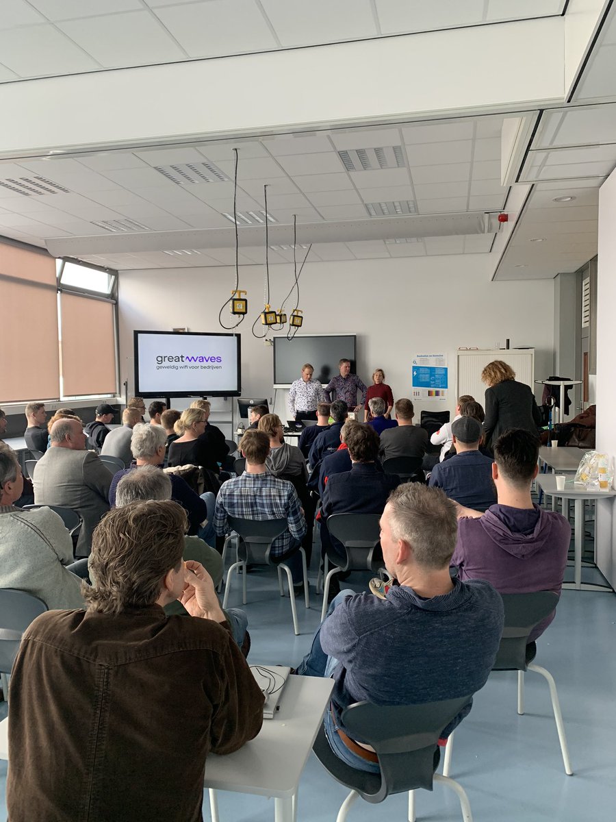 NP_Kasteel_gro's tweet image. We zijn los met de eerste keer #geekhour! Lekker volle bak met bedrijfsleven, collega’s en studenten. #