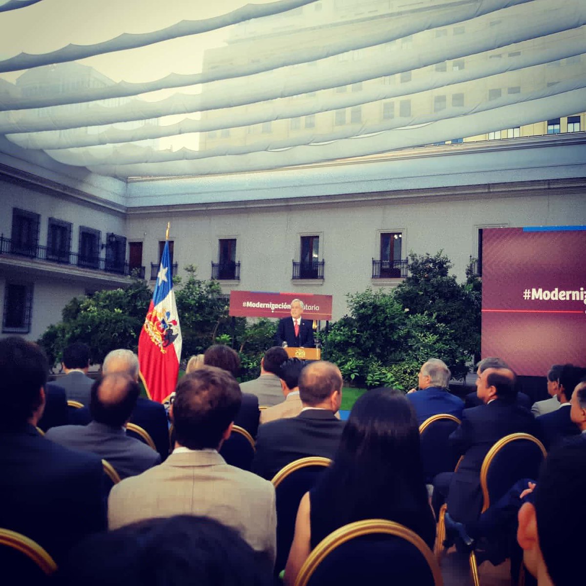 Hoy acompañamos al Presidente @sebastianpinera en el Patio de los Naranjos, donde se destacó la promulgación de la #ModernizaciónTributaria que permitirá impulsar el crecimiento económico con equidad #ChileJuntos