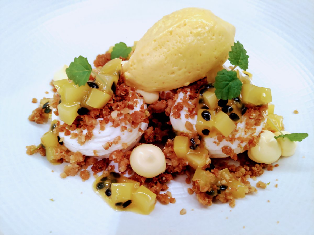 Get through #humpday this week with our Lunch menu, perfect for a business meeting, a catch up with friends or a #delicious bite before a flight #LBE #frenchcuisine #lunchtime #heathrow #Food #sweettooth #desserts #flights