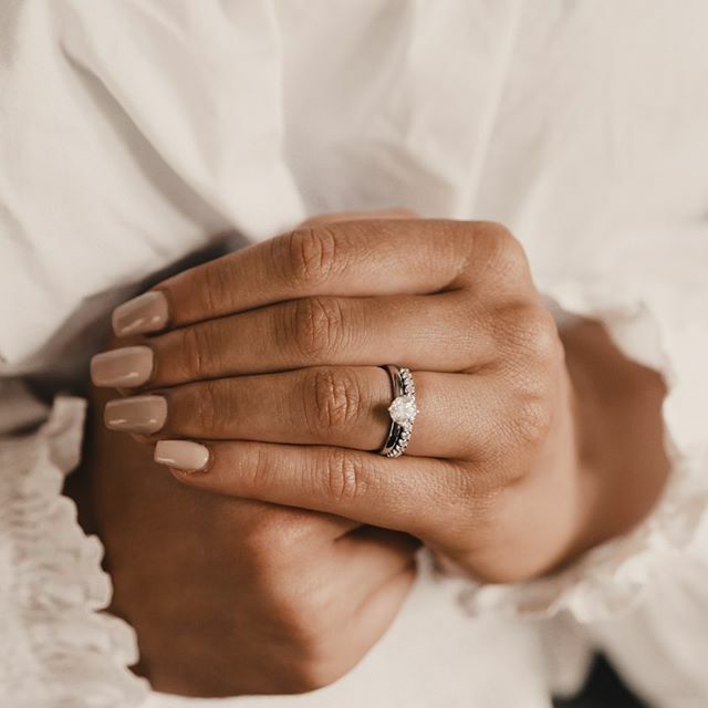 If you're on the hunt for timeless and elegant engagement and wedding rings at an affordable price, we love the selection @vanbruun have available 💕
.
.
@brollopsplanerare.se
.
.
.
#weddings #weddingjewellery #weddingrings #engaged #engagementrings #… ift.tt/38YJZCR