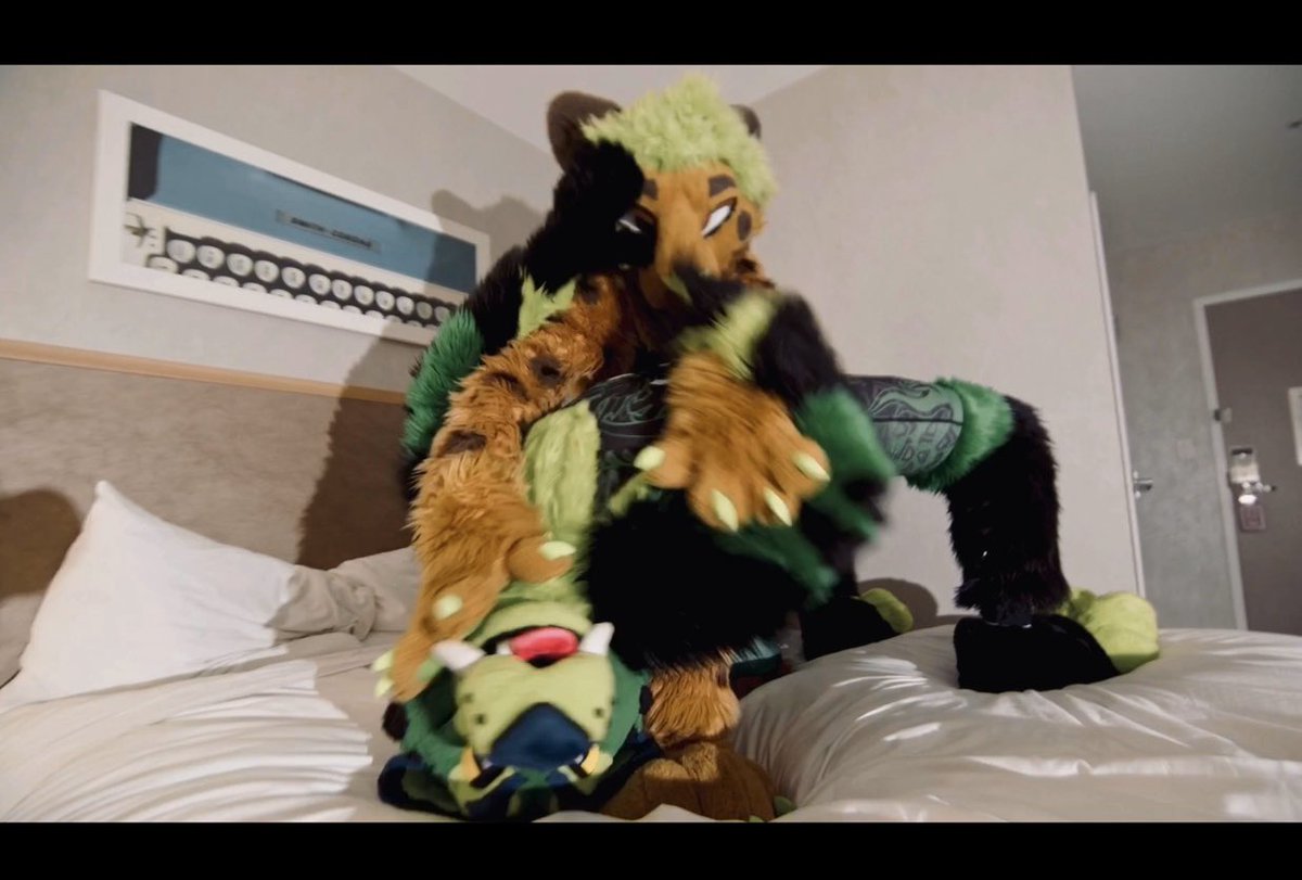 FUWW12's tweet photo. Looks like this kitty is out for a little revenge and he’s taking it out on the sabertooth‘s back!

 @SethSaber vs @LPRDAfterDark 

🎥 @hansfaffing and @IRJakkob 📸 https://t.co/4IWn1pYWan