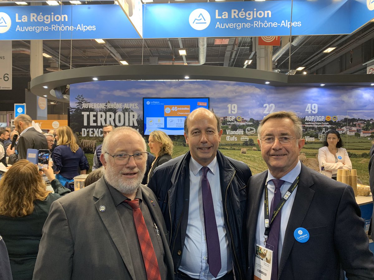 LGiscardEstaing's tweet photo. Naturellement fidèle à la cause de l’#Agriculture sur le stand d’ @auvergnerhalpes au #SIA où je retrouve mes collègues de la #Région du Goût, dont #AlainBerliozCurlet et le Pt #CMA #PuyDeDome l’artisan-boucher de @VChamalieres Jean-Luc #Helbert ! https://t.co/I4wIGtpqbW