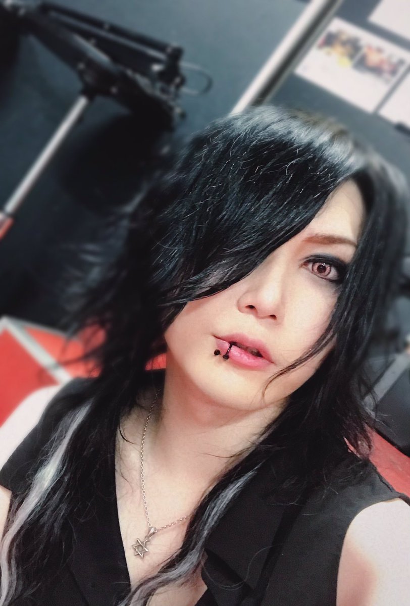 anfiel_natsume's tweet photo. 『#QUEST_1』ベルとのツーマンでした 誘ったら即決してくれて感謝しかない 歌モノバンドはやっぱり素敵だ 久しぶりにみんなの顔見れてうれしかったしこっからツーマン続くから楽しんでこう

#QUEST
#アンフィル
#ベル
#追撃の明弥さんて人がいるんですよ https://t.co/Xi9CGlWvpE