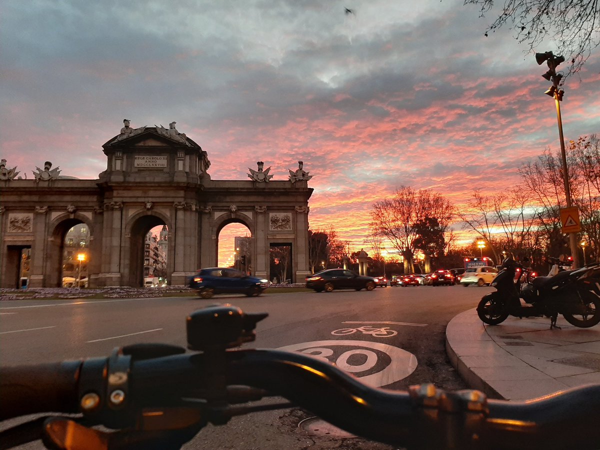BiciTtec's tweet photo. Regalos para peatones y ciclistas
#movilidadsostenible #altrabajoenbici #GTcomprometidos #GrupoTragsa #amanecer #puertadealcala #ciclismourbano #bike #madrid https://t.co/tMtVktzmVl