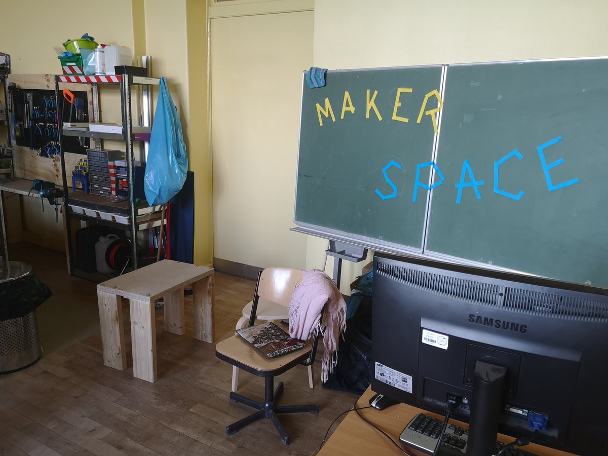 hirbel's tweet photo. Erste Tüfteleien im Makerspace der Gustav-Falke-Grundschule \o/ #STEAM #MINKT @medialepfade @stc_de https://t.co/jGPgymafp1