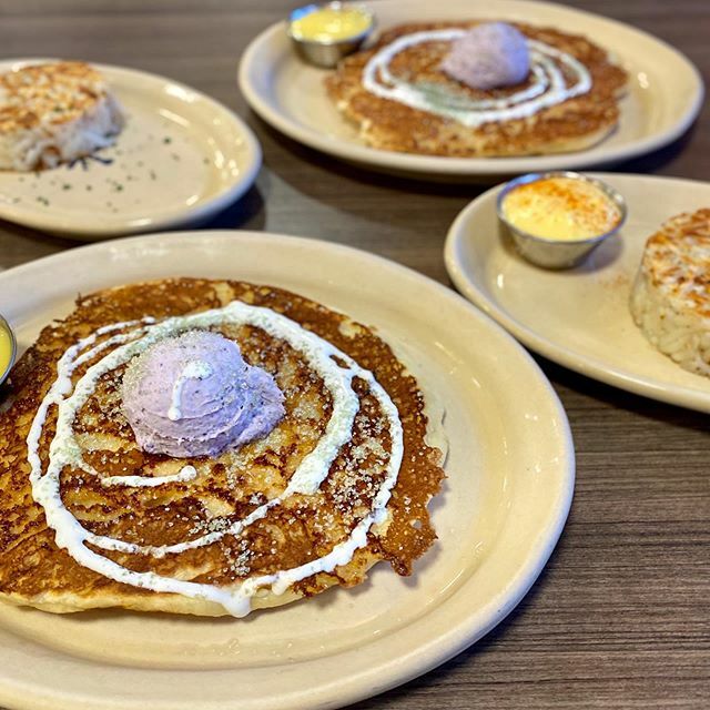 _friedgold's tweet photo. Starting off #FatTuesday and #NationalPancakeDay bright and early with the King Cake pancake from @snoozeameatery 
It’s a buttermilk pancake topped with lemon anglaise, blueberry mascarpone, sweet cream and traditional Mardi Gras-colored raw sugar. We got the lemon anglaise … https://t.co/tqW3pjTKAo