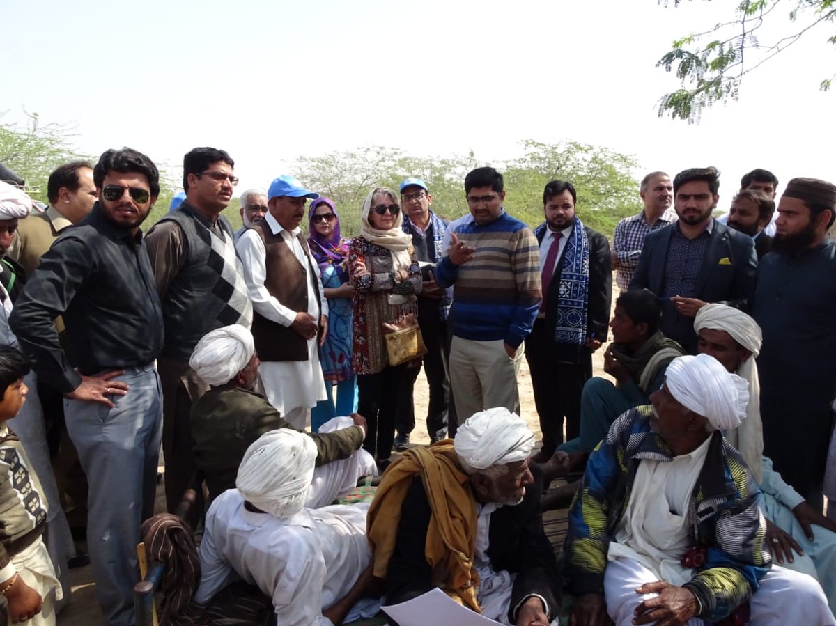 AzlanBUTT14's tweet photo. UNICEF and DFID team visited Bahawalpur today! Had a meeting with Deputy Commissioner and line departments. Following this community meeting & BR Camp held in the Cholistan area. 715 births registered in #BRcamp
#counteverychild
@GOPunjabPK @UNICEF_Pakistan @NgambiW https://t.co/3KCsvQiHXv