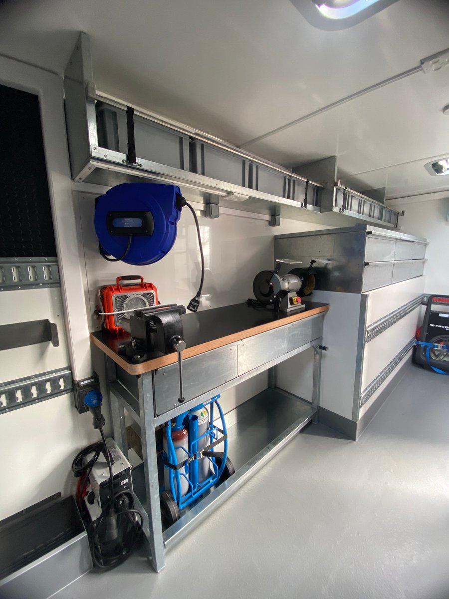 PROCAR_Demas's tweet photo. 🚒🚨 Aujourd'hui Livraison d'un véhicule Atelier MAN pour le SDIS 33! 🚨🚒 #procar #atelier #vehicule #speciaux #man #sdis33 https://t.co/FQG0T7hkej
