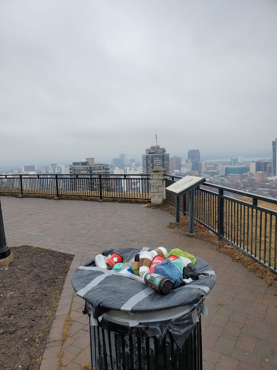 Bentonin2's tweet photo. For something seemingly serviceable, it is "out of service." Garbage has been collecting on top and blowing all over the surrounding area. As one of Hamilton's most beautiful and high trafficked parks for tourists and locals alike, this is upsetting @cityofhamilton https://t.co/CechQRVOZS