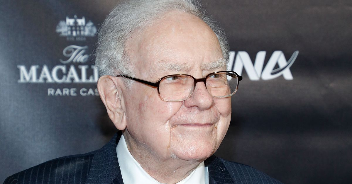 DevicePitstopHR's tweet photo. Apple investor Warren Buffett finally upgrades from a flip phone to an iPhone https://t.co/8n3qvQdqoc https://t.co/StL2JP8Bjp