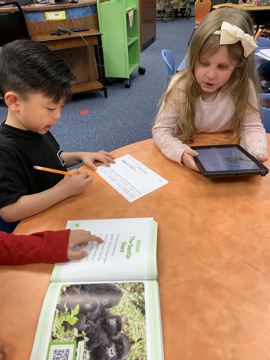 jammers_j's tweet photo. Animal Research with QR codes in Maker Space.  So many cool videos of the animals in their habitats. @LindseyElem @heather_janek https://t.co/0AXa9lnGmy