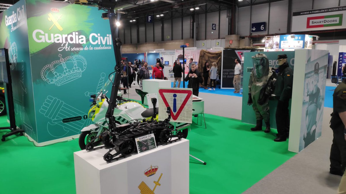 guardiacivil's tweet photo. 👉Desde hoy y hasta el viernes, estamos en @SICUR_ de @feriademadrid 📆Esta mañana ha visitado este Salón Internacional de la Seguridad la directora general de la @guardiacivil @Maria2Gamez 

#062Informa
#SICUR2020 https://t.co/rvJcNTze6c