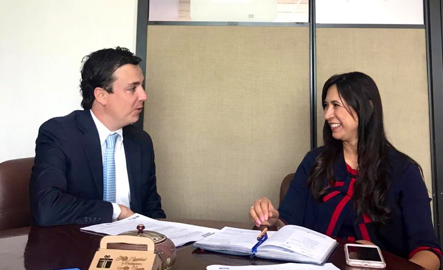 CAMACOLBOGOTA's tweet photo. #YoConstruyoBienestar l Seguimos trabajando por el desarrollo sostenible de la región. Hoy nuestro gerente @Alejoca11 se reúne con @ElicaMilena, secretaria de @SecViviendaCund para tratar temas de política de vivienda en el departamento. https://t.co/yVHQ8Xf0e7