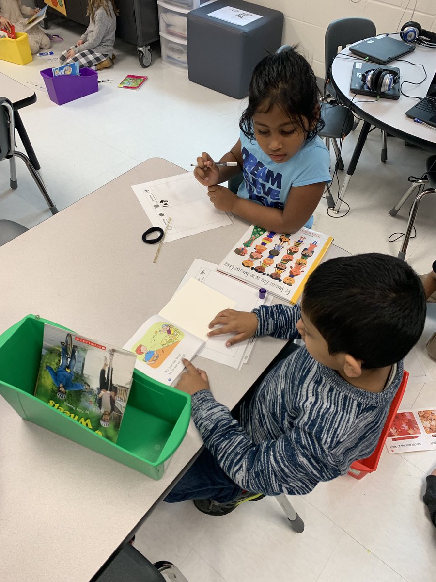 RaffoKinder's tweet photo. During readers workshop, our class practiced identifying the character and setting of different stories with a partner. #strengtheningourreadingmuscles #gogpgators @GoshenPostES https://t.co/exZuaYkjOi