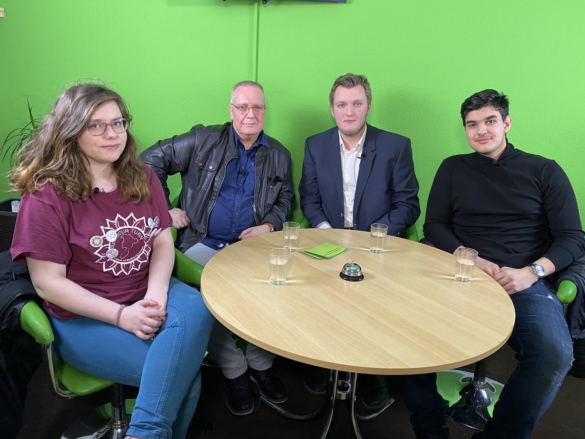 Gesprächsrunde über Cybermobbing youtu.be/YFQYmrW328g via <a href="/YouTube/">YouTube</a>