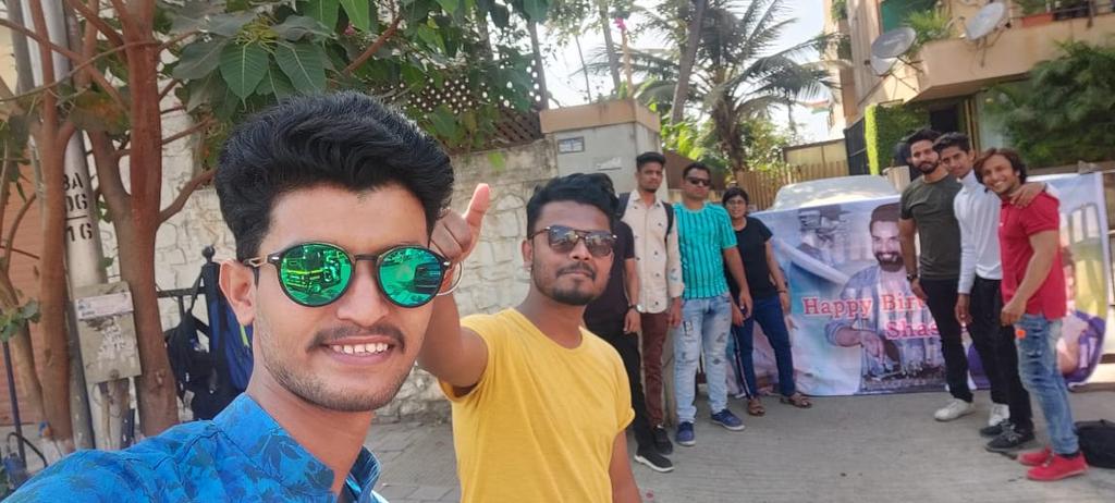 shanaticRajD7's tweet photo. Birthday celebration time 
Bad luck bhai nhi mile😣😣 
but bahut acha lga shanatics ke saath celebration krke vo bi @praneta apartment
Thanks to all love u shahid kapoor &amp; shanatics
@shahidkapoor https://t.co/Pr6m0WnZF7